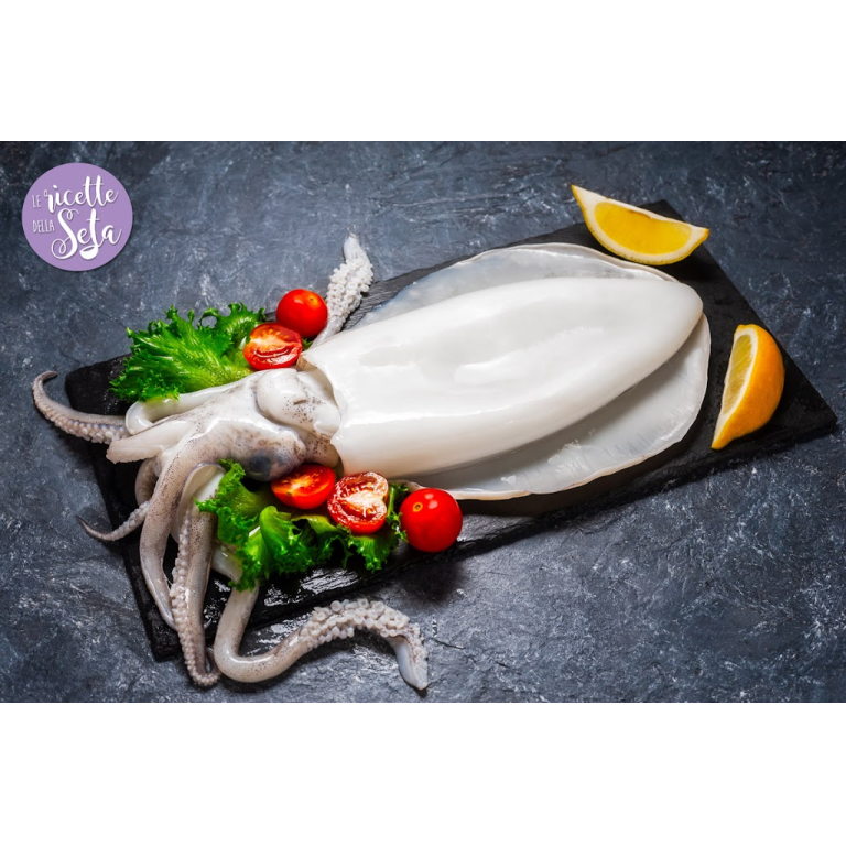 Calamaro sous-vide su crema di avocado con pomodorini e polvere di olive taggiasche